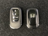 スマートキーを装備しています。鍵を差し込むことなくドアロックの開け閉めと、スタートボタン操作でのエンジンスタートができます。ボタン操作でトランクが開けられる電動テールゲートのボタンもついています。