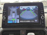 大画面9インチナビ画面でクルマを上空から見下ろしているかのように、状況を把握できます。4つのビュー「トップ・フロント・サイド・バックビュー」を切り替えることで狭い場所でも周囲が映像で確認できます。
