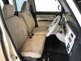 運転席の座面高さを調整できるシートリフターが付いています。フロントシートはベンチシートを採用で、座面も広く使い勝手もいいですよ♪