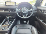 【運転席インテリアデザイン】左右対称のインテリアデザインでドライバーを包み込み運転に集中できるように設計されています。