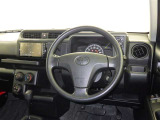 運転席まわりです。 各操作スイッチは使いやすい位置に配置されてます。