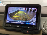 リバースギアに入れるだけで後方の表示へ切り替わります。夜間や雨の日の駐車も楽になりますよ。