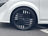 高級感引き立てるアルミ装着車。お洒落は足元からですね!