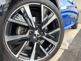 ●純正17インチアルミホイール:輸入車ならではの卓越した走りを支えるホイールと足回りです!日本車の走りに慣れている方にもぜひ体感して頂きたいほど、高いレベルでまとまっています!
