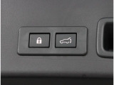電動パワーリヤゲート搭載!ボタン一つで操作が可能で、キーレスエントリーや車内からも操作が可能な便利な機能です!!またメモリー機能もあり、狭い場所などでの開閉の際にも便利な機能です!