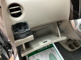 全席にドリンクホルダー装備!!前席にはプッシュ型のドリンクホルダーでオールシーズンお飲み物を置きながらドライブもいかがでしょうか。