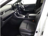 高いホールド性で運転姿勢が安定します。長距離ドライブでも疲れにくいのが魅力です。快適なドライビングライフをお送りください♪