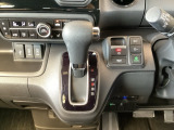 【eコンスイッチ】低燃費運転をサポートするECONモード。スイッチをONすると、エンジンやトランスミッション、A/Cなどを協調制御し、燃費の向上に貢献。エコドライブの効果を高めます。