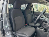 運転席まわりには十分なスペースがあり、大柄な方でもゆったり運転していただける環境です。
