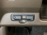 ハンドルの左下にETCがついています。高速道路の料金所の通過も楽々です。 カードの取り出しもしやすい場所についています。