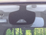 【エマージェンシーブレーキ】走行中に前方の車両等を認識し、衝突しそうな時は警報とブレーキで衝突回避と被害軽減をアシスト。より安全にドライブをお楽しみいただけます。