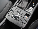 マツダコネクトを操作するコマンダーコントロールです。運転中に自然と手の触れる位置に配置されています。