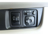 【電動格納ドアミラー】運転席からボタンでドアミラーの角度調整や格納が可能です。