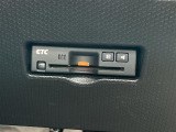 【ETC】有料道路を利用する際に料金所で停止することなく通過できる、ETC車載器(ノンストップ自動料金収受システム機器)が装備されています。セットアップを行うことで利用可能になります。