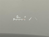 【ヘッドアップディスプレイ(HUD)】フロントウインドウガラスに走行情報を投影します。運転中の目線と重なるように表示されるので、少ない視線移動で速度が確認できるので、 ドライビングに集中できます!