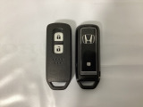 スマートキーを装備しています。鍵を差し込むことなくドアロックの開け閉めと、スタートボタン操作でのエンジンスタートができます。スペアキーも同じものを用意しております。