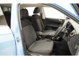 【フロントシート】ファブリックシート。少し硬めでほど良い大きさのVWのシートは、長時間、長距離運転でも疲れにくい作りになっております。