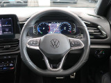 Volkswagen全車共通の上質な本革を使用した手触りのしっとりとしたステアリングです。唯一素肌が触れるハンドルは上位モデルと同じ握り心地になっております。