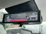 【インテリジェントルームミラー】車両後方のカメラ映像がミラー(液晶画面)に写るので、後席の人や荷物が写りこみません。夜間や悪天候でも視界が良好です♪