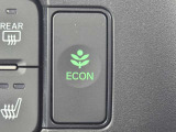 ワンタッチで省燃費走行をサポートするECONスイッチを装備。