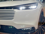 【LEDヘッドライト】悪天候や夜間走行時も良好な視界を確保し安心して運転できる高輝度LEDヘッドライトを装備!点灯速度が早く、消費電力も抑えられています。