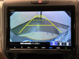 リバースギアに入れるだけで後方の表示へ切り替わります。夜間や雨の日の駐車も楽になりますよ。