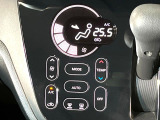 【オートエアコン】一度お好みの温度に設定すれば、車内の温度を検知し風量や温度を自動で調整。暑い&hellip;寒い&hellip;と何度もスイッチ操作をする必要はありません。快適な車内空間には必須の機能ですね♪