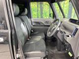 運転席まわりには十分なスペースがあり、大柄な方でもゆったり運転していただける環境です。