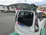 後ろの車や、壁からの距離が近いときにとくに活躍するハーフバックドアが付いております。