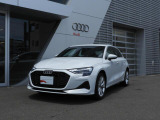 シングルフレームに燦然と輝くAudiのシンボルである4つの輪。4つの自動車メーカーが手を組み、Auto Unionを設立したことに由来します。