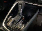 CVT車のセレクトレバーです。低速から高速まで、変速ショックのないスムーズな走りと、エンジン効率のよい領域を維持して燃費にも貢献します。