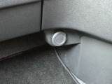電子機器の利用ができる電源ソケットが助手席側足元に備わっています。