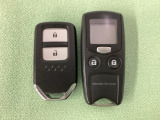 スマートキーを装備しています。鍵を差し込むことなくドアロックの開け閉めと、スタートボタン操作でのエンジンスタートができます。加えて、純正リモコンエンジンスターター用の操作キーもついています。