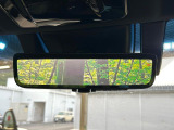 【デジタルインナーミラー】後席の大きな荷物や同乗者で後方が確認しづらい時でも安心!カメラが撮影した車両後方の映像をルームミラー内に表示。クリアな視界で状況の確認が可能です!