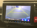 リバースギアに入れるだけで後方の表示へ切り替わります。夜間や雨の日の駐車も楽になりますよ。