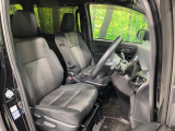 運転席まわりには十分なスペースがあり、大柄な方でもゆったり運転していただける環境です。