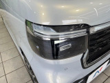 【LEDヘッドライト】悪天候や夜間走行時も良好な視界を確保し安心して運転できる高輝度LEDヘッドライトを装備!点灯速度が早く、消費電力も抑えられています。