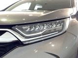 LEDヘッドライトは、点灯の瞬間から最大光量を発揮し、突然暗くなるトンネルなどでの安定感を高めます。