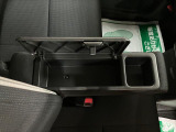 ベンチシート形状で足元も含め広々ゆったり座っていただけます。運転席側に装備してますセンターコンソールボックスを利用頂くとセパレートしてリラックス、ベンチにして開放的に2タイプお好みに合わせ使えます。