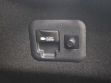 便利なアクセサリーコンセント(AC100V・1500W)が装備されています。ハイブリッドカー特有の大容量の電気エネルギーによりアウトドアシーンや停電などの非常時に便利な機能です。