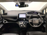 シンプルながら機能性あふれる運転席廻りです。視界性もよく、運転しやすいですよ。