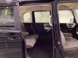 狭い駐車場でも、スライドドアならチャイルドシートへのお子さまの乗降や荷物の積載もスムーズ。
