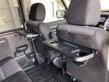 休憩時のちょっとした小物置に使える、前席背面の格納式テーブルが付いています。