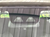 【スマートアシスト】走行中に前方の車両等を認識し、衝突しそうな時は警報とブレーキで衝突回避と被害軽減をアシスト。より安全にドライブをお楽しみいただけます。