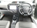 運転席からの視界はこんな感じです☆お気軽にご来店いただき、実際に座って是非お確かめください。ドライバーに寄り添う快適な操作フィールをもたらすステアリングです。