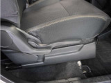 【ハイトアジャスター】レバーの上下操作だけで、座面を運転しやすい高さへ簡単に調節できます。