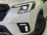 【LEDヘッドライト】悪天候や夜間走行時も良好な視界を確保し安心して運転できる高輝度LEDヘッドライトを装備!点灯速度が早く、消費電力も抑えられています。