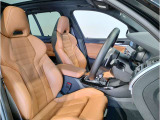 【コックピットシート】BMW車の主役席。車体中央にくる様に配置し車両重心とが一致する事でドライバーと車との一体感あるドライビングを実現。人間工学に基づき形成した形状が長時間のドライブ疲労も軽減します!
