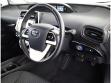 高いホールド性で運転姿勢が安定します。長距離ドライブでも疲れにくいのが魅力です。快適なドライビングライフをお送りください♪