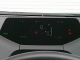 シンプルで見やすいデザインのメーターパネルです。車の情報が表示される大事な場所だからこそ見やすさが大切ですね。